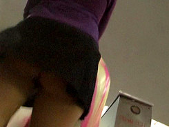 	Escalator spy up-skirt 