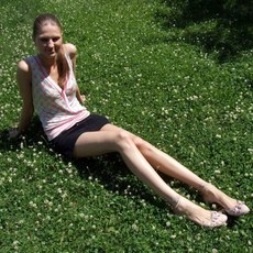 Once they go to the beach this amateur girl draws attention of everybody around